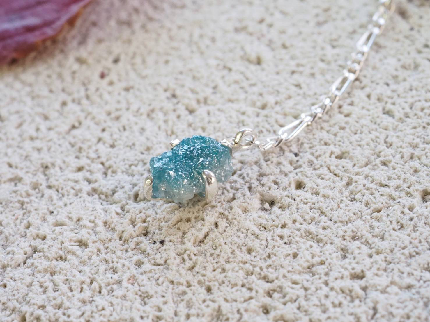 ブルーダイヤモンドの原石のネックレス