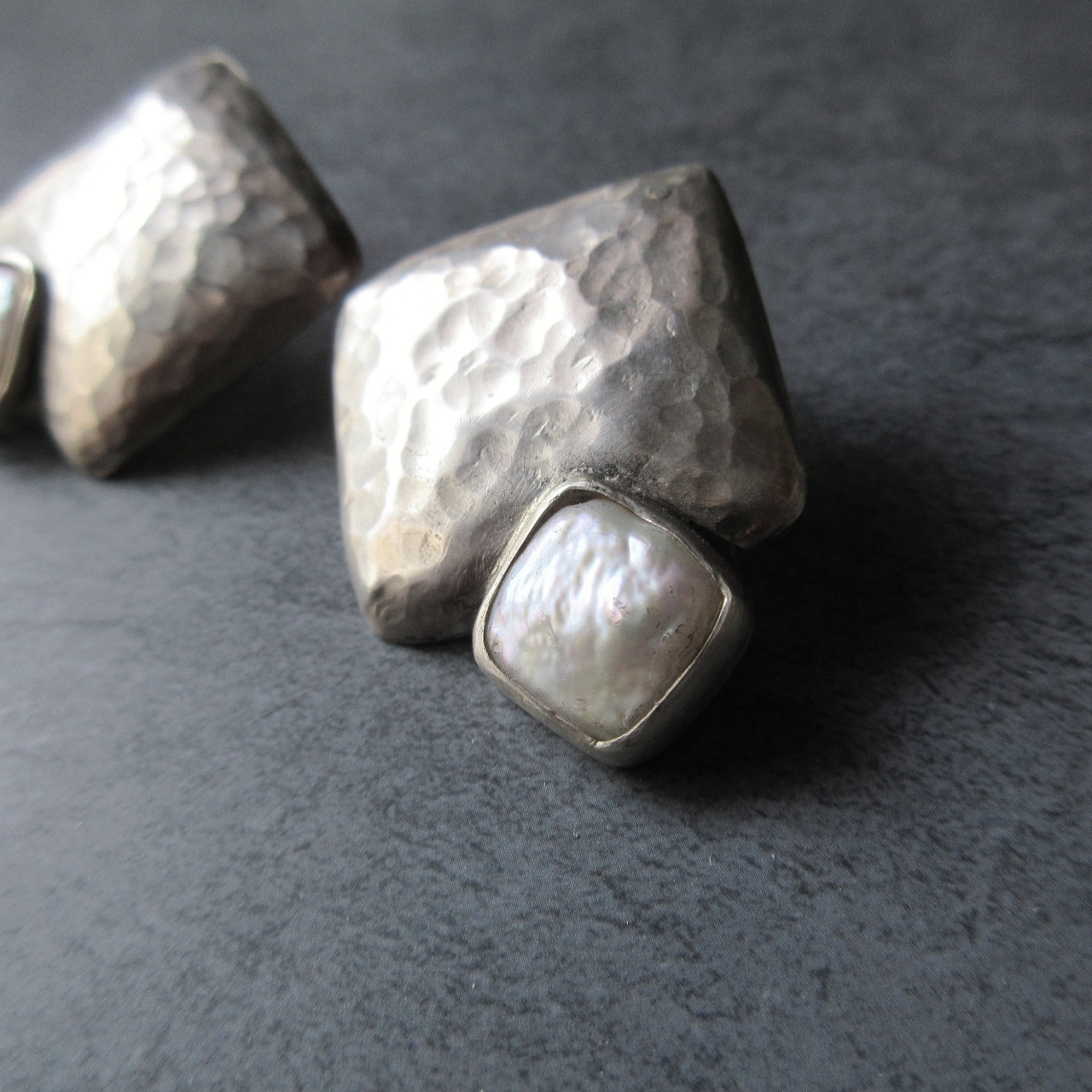 パールのシルバーピアス・四角いパールを使った大ぶりなピアスです