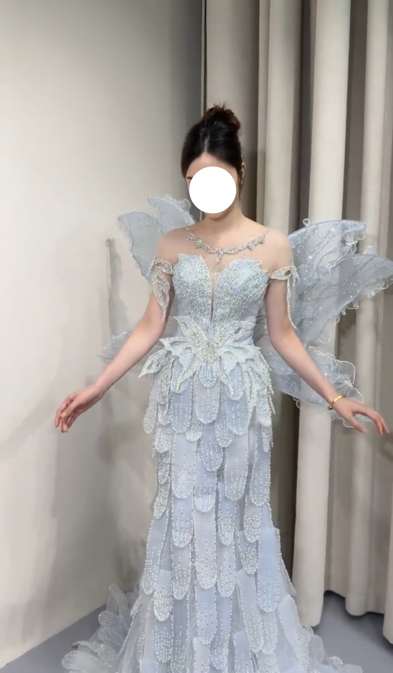 圧倒的な存在感　ブルー　蝶々　リボン　可愛いタイトスカート　短いトレーン　二の腕カバー編み上げ　前撮り2次会写真屋結婚式