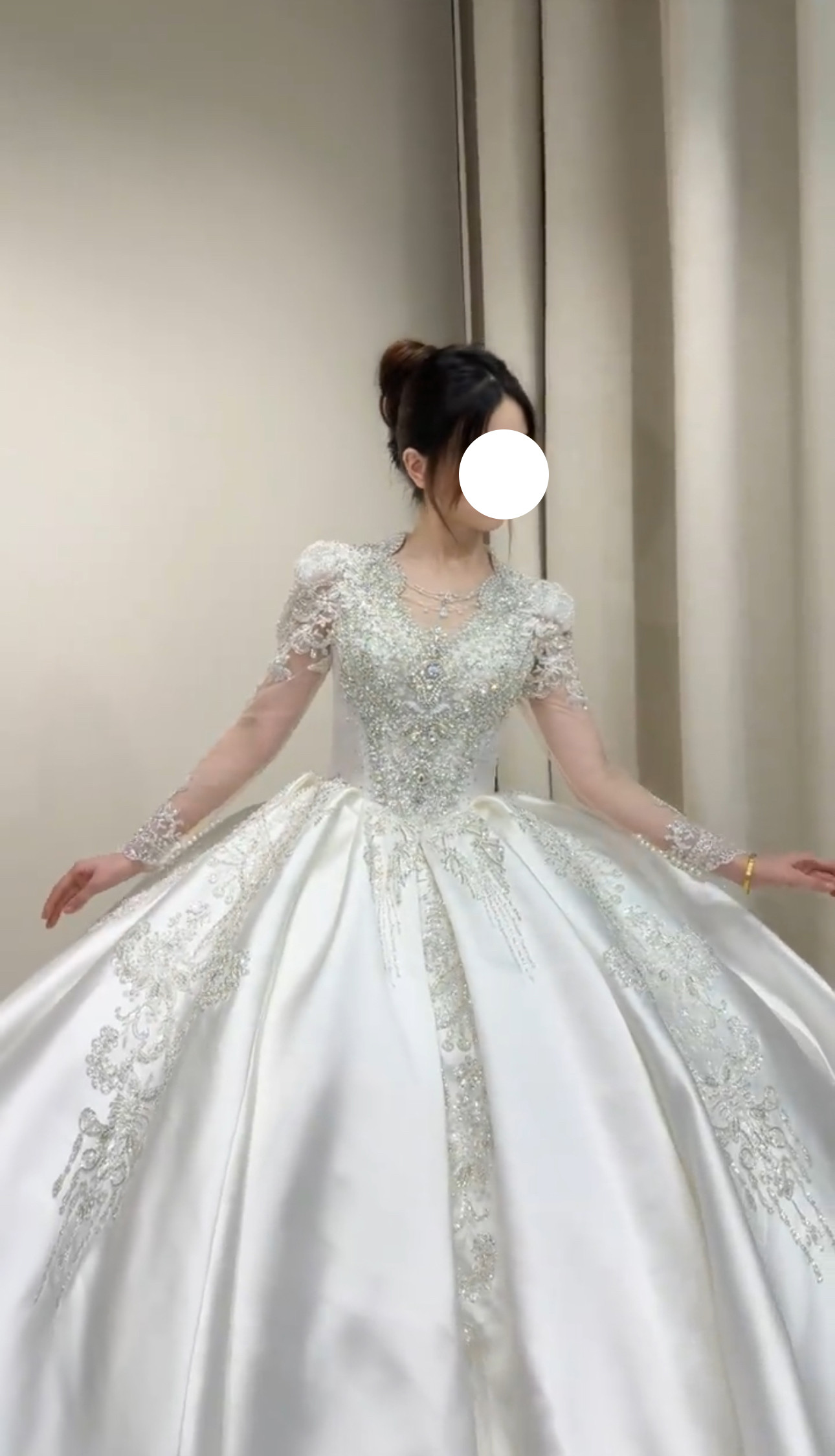 輝きが美しいプリンセスラインウェディングドレス