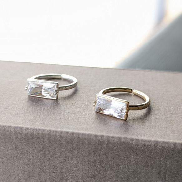 銀色款。 ◆ 這款引人注目的獨特立方氧化鋯鑽石戒指，採用罕見的精美矩形錘紋工藝。聖誕情侶款。 第1張的照片