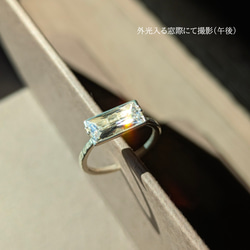 銀色款。 ◆ 這款引人注目的獨特立方氧化鋯鑽石戒指，採用罕見的精美矩形錘紋工藝。聖誕情侶款。 第6張的照片