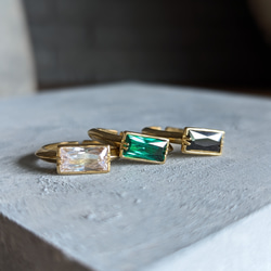 銀色款。 ◆ 這款引人注目的獨特立方氧化鋯鑽石戒指，採用罕見的精美矩形錘紋工藝。聖誕情侶款。 第14張的照片