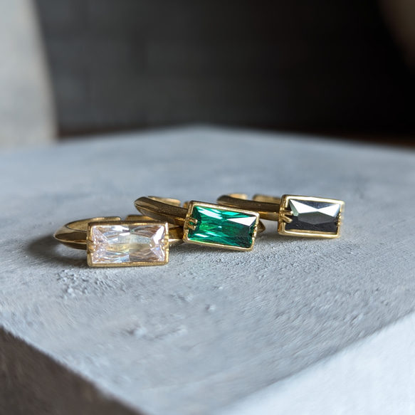 銀色款。 ◆ 這款引人注目的獨特立方氧化鋯鑽石戒指，採用罕見的精美矩形錘紋工藝。聖誕情侶款。 第14張的照片