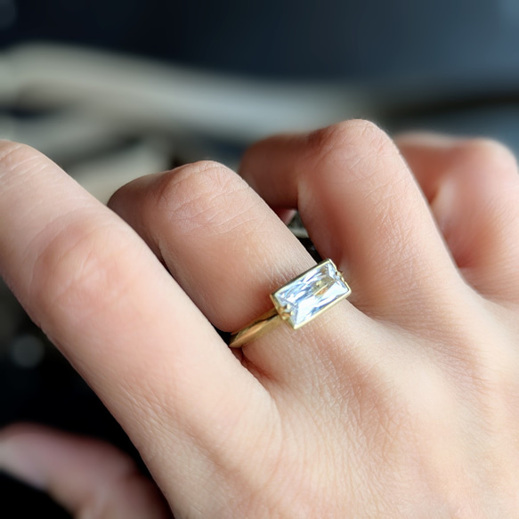 銀色款。 ◆ 這款引人注目的獨特立方氧化鋯鑽石戒指，採用罕見的精美矩形錘紋工藝。聖誕情侶款。 第2張的照片