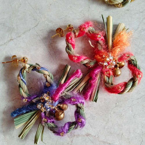 真菰∞鈴付きレインボー無限大しめ縄ピアス∞キラキラビーズ刺繍 
