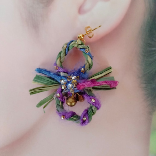 真菰∞鈴付きレインボー無限大しめ縄ピアス∞キラキラビーズ刺繍
