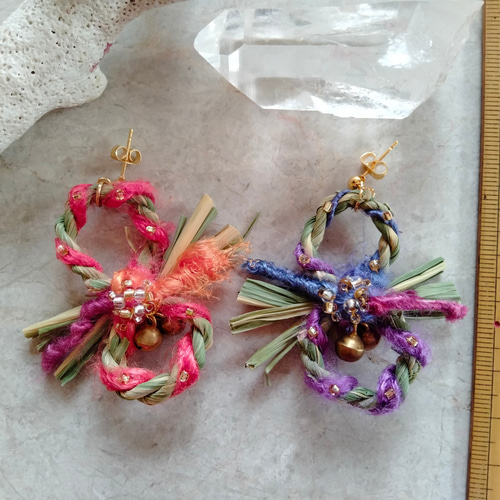 真菰∞鈴付きレインボー無限大しめ縄ピアス∞キラキラビーズ刺繍