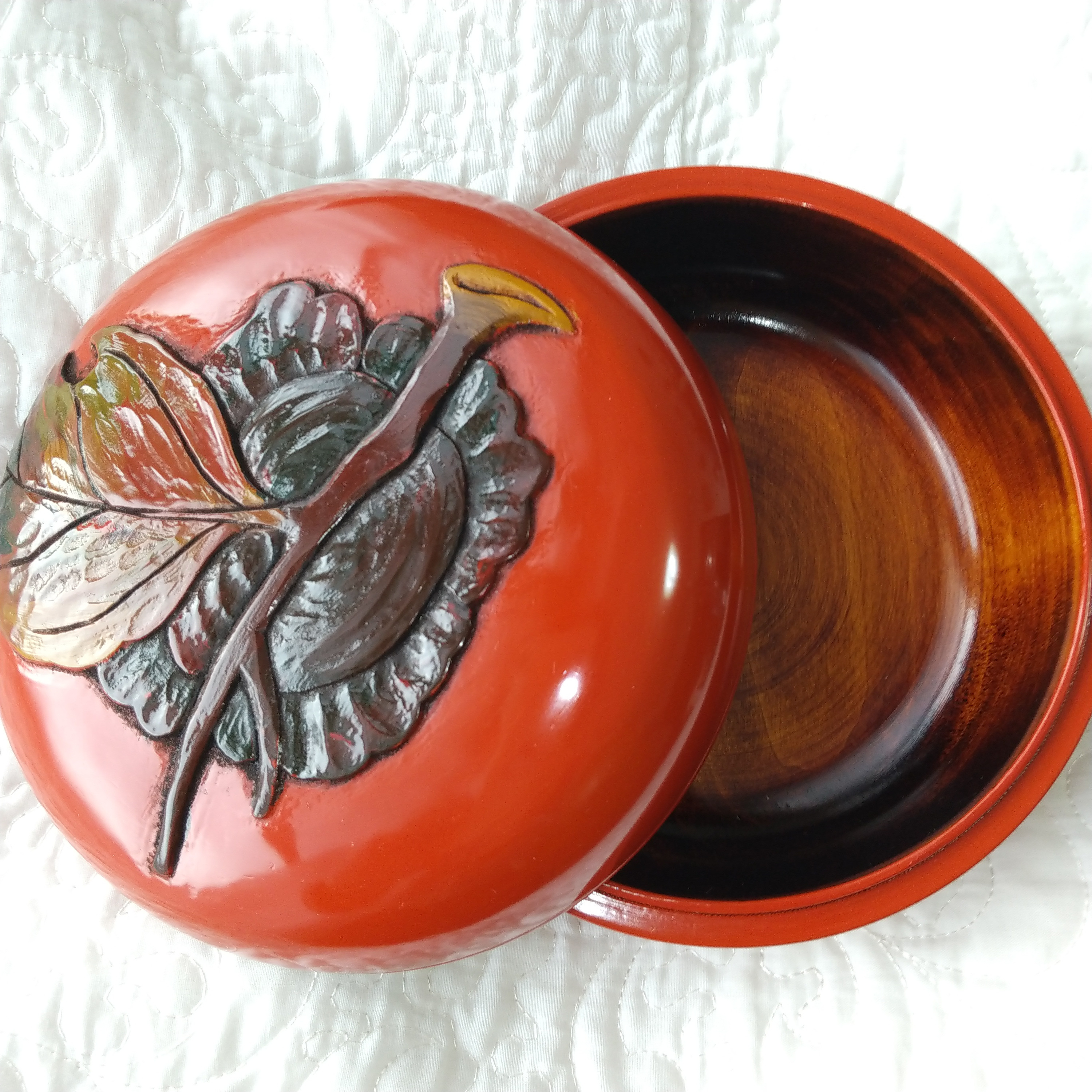 木製 丸い木彫り漆塗の菓子器 蓋物 小物入れ