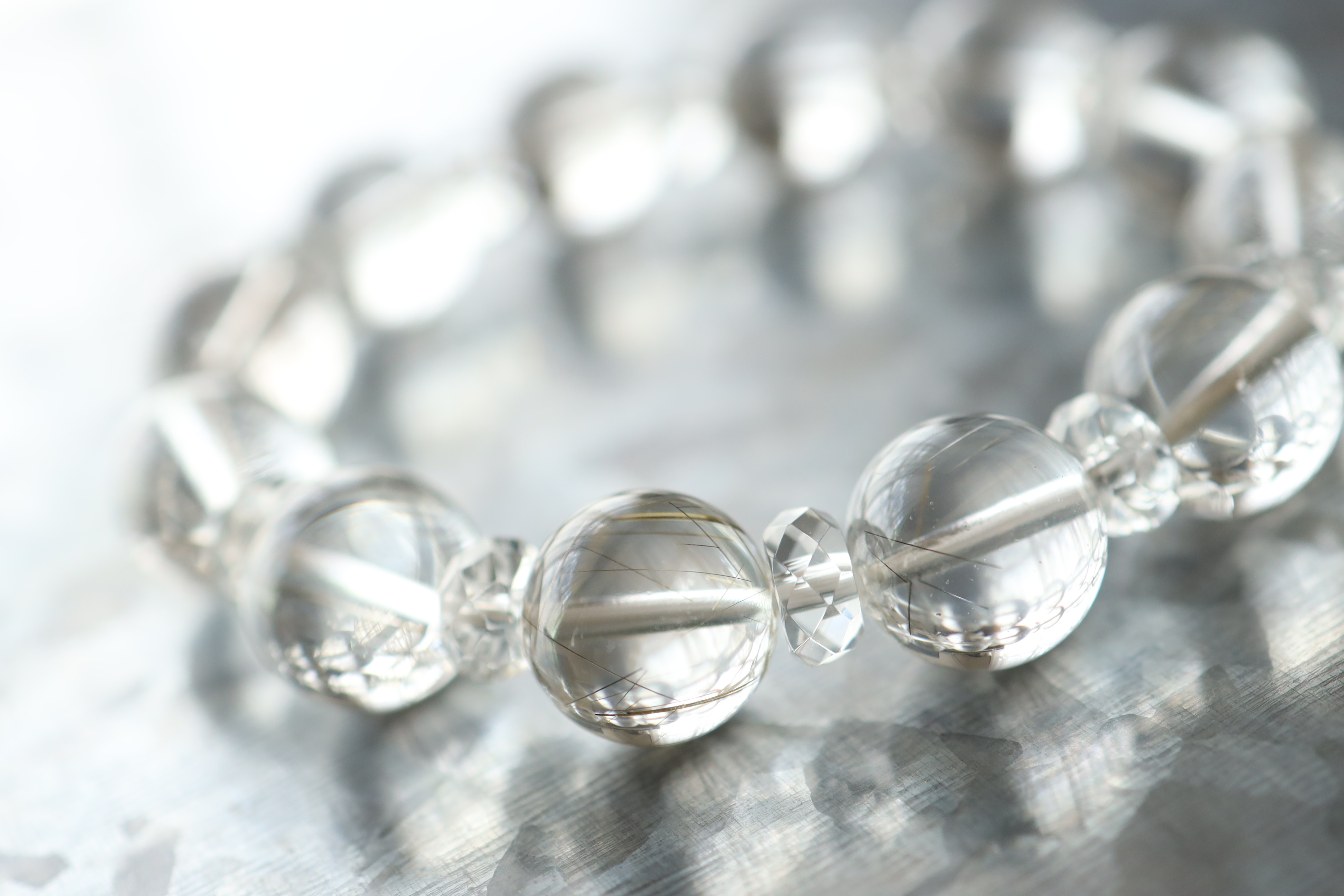 …☆繊細で静かな優しい輝き☆…☆シルバールチルクォーツ：12ミリ＆水晶☆…☆天然石ブレスレット☆…