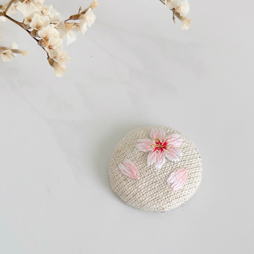 桜の刺繍ブローチ Sサイズ〈ヘアゴムに変更可〉【受注制作
