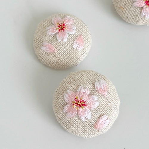 桜の刺繍ブローチ Sサイズ〈ヘアゴムに変更可〉【受注制作