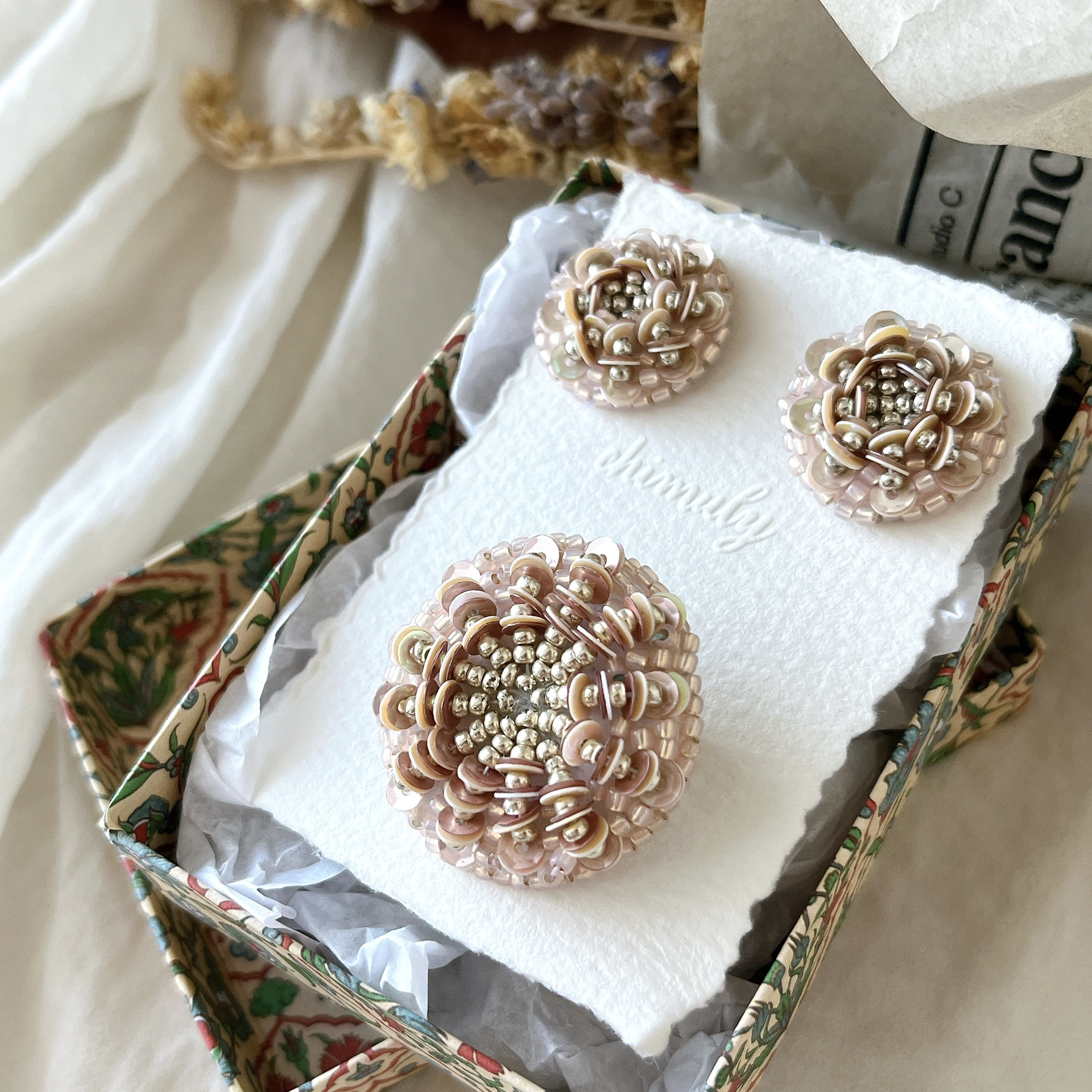 ビーズとスパンコールのピアス/ブローチセット　ハレの日のアクセサリー　卒業式/入学式/入園式/卒園式/ブライダル/お祝い 4,250円