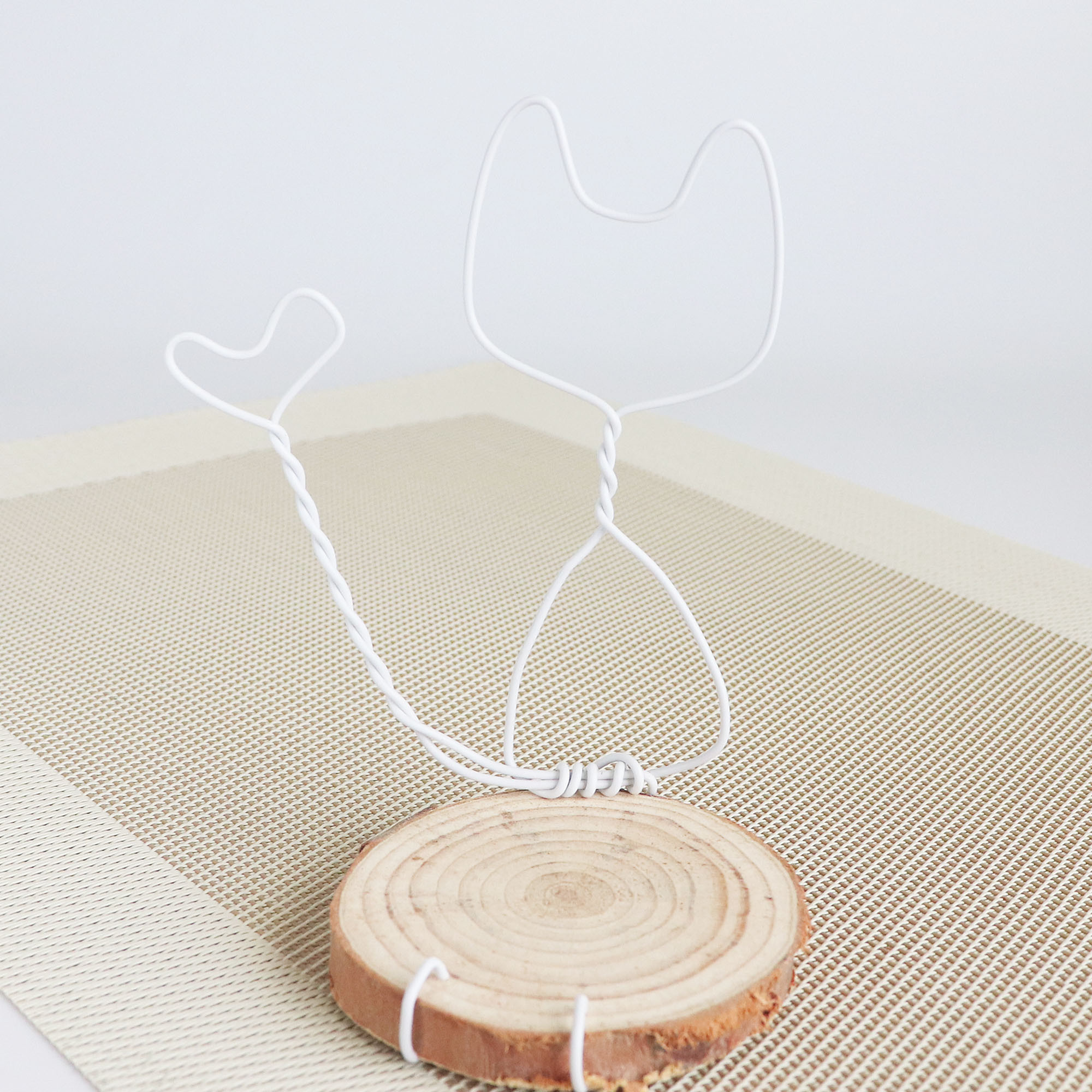 amiさま ハンドメイド 資材 あみぐるみ用のハンドメイドドールスタンド：木製土台×ねこ型