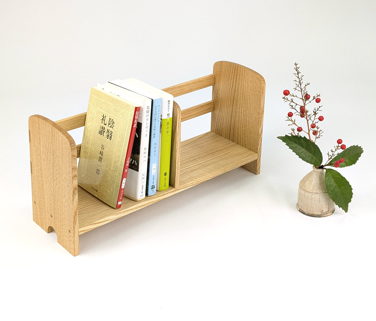 文庫本用の小さな本立て、お気に入りの小説をならべて…　栗の木です