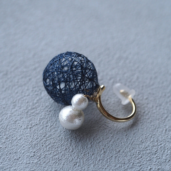 1粒糸玉とパールのイヤーカフ〈片耳用〉 6枚目の画像
