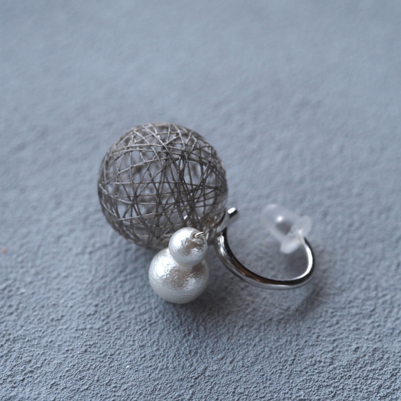 1粒糸玉とパールのイヤーカフ〈片耳用〉 7枚目の画像