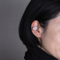 1粒糸玉とパールのイヤーカフ〈片耳用〉 3枚目の画像