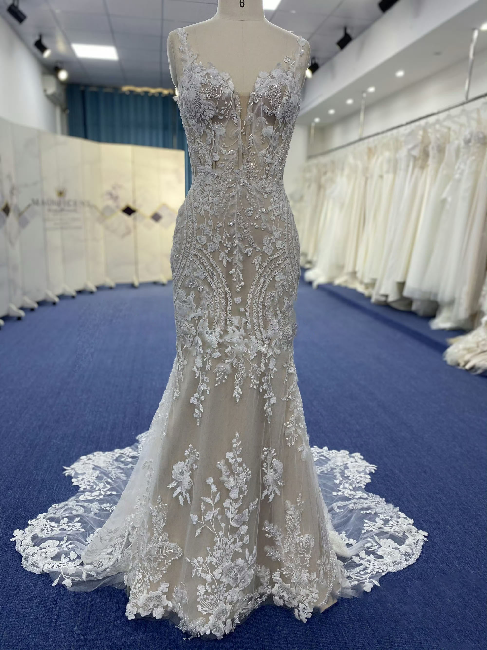 尖ったトレーン　見逃さない　上品　ファスナー　優雅　マーメイドドレス　ウェディング　白　刺繍つき　チュール結婚式花嫁挙式