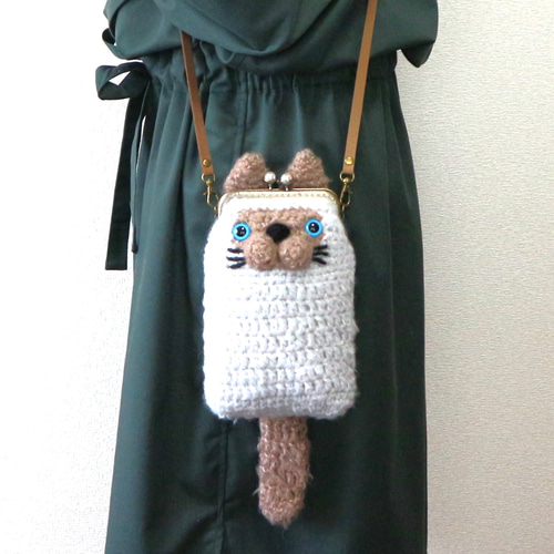 手編みニットの もこもこヒマラヤン猫ちゃんの がま口のスマホ