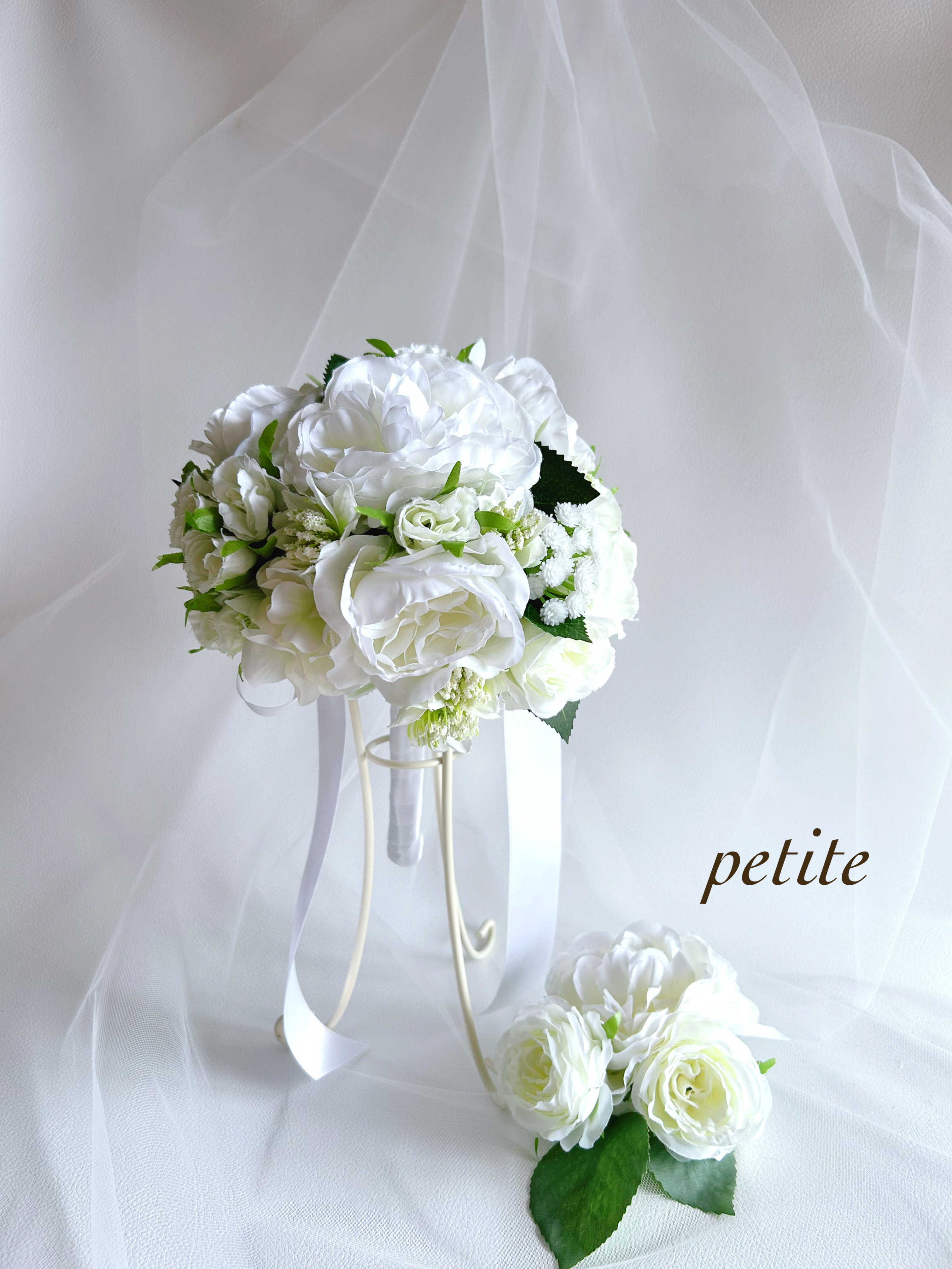 ホワイトとグリーンのラウンドブーケ♡ブートニア　ブーケスタンドセット