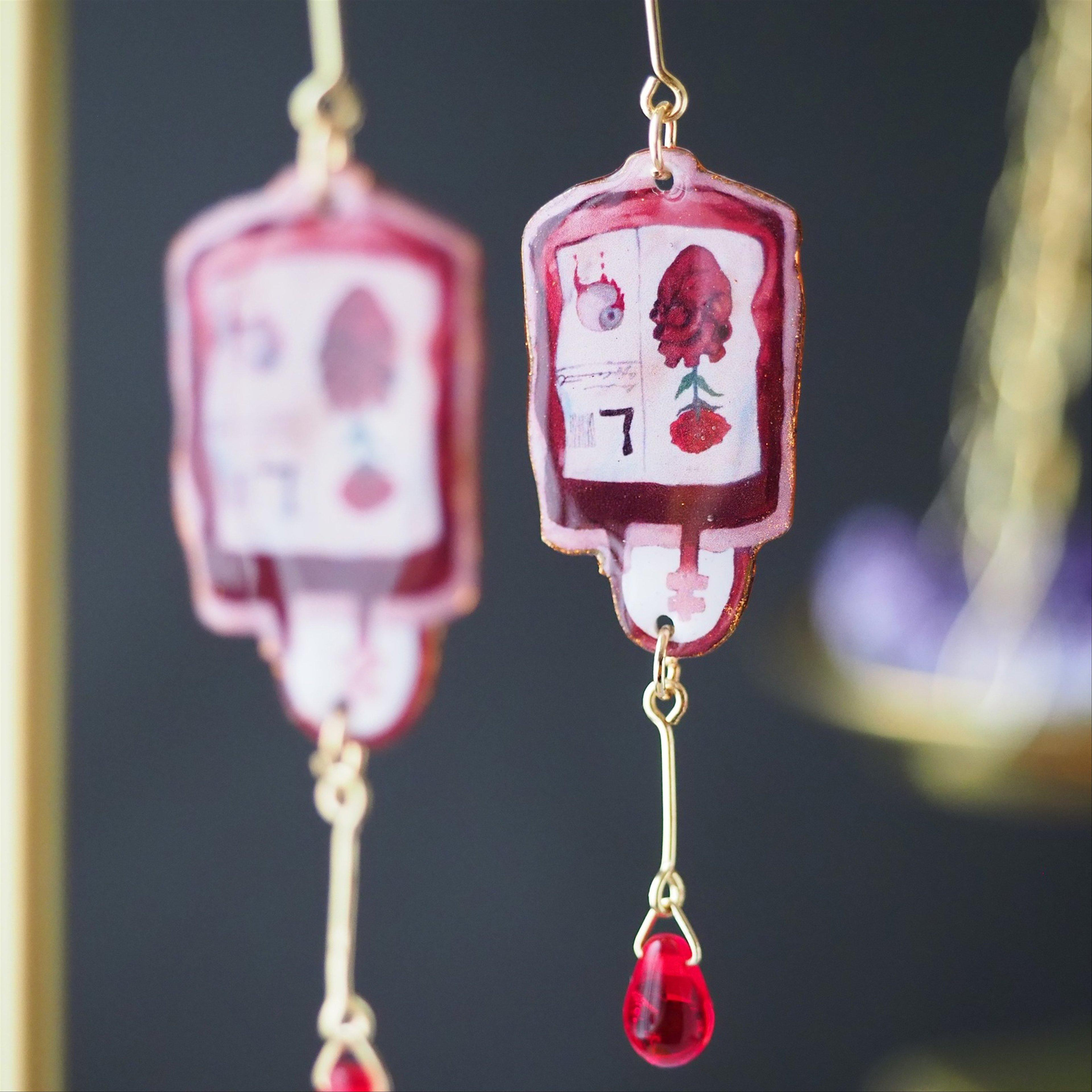 愛欠乏症治療薬の輸血パック 揺れる大ぶりイヤリング/ピアス ギフト/プレゼント ゴシック ダークファンタジー 魔法 魔女