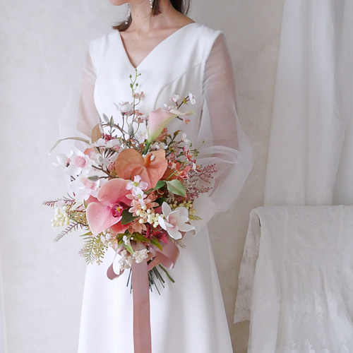 胡蝶蘭×カラーリリーの縦型ブーケ｜桜ふわり♡テラコッタ＆クリームの