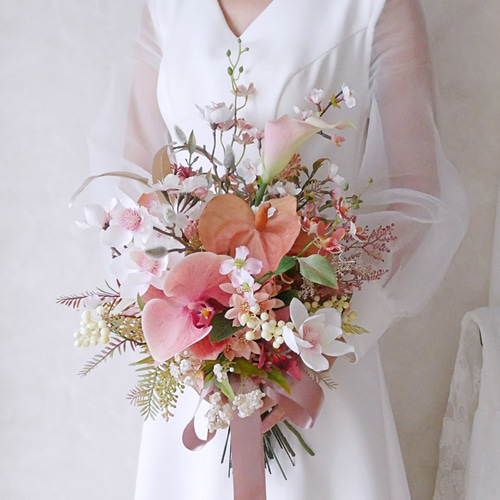 胡蝶蘭×カラーリリーの縦型ブーケ｜桜ふわり♡テラコッタ＆クリームの