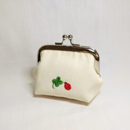 森と動物の物語のがま口ポーチ　手刺繍　ハンドメイド 受注制作】手刺繍のがま口ポーチ『鳥と草花』角型 | iichi 日々