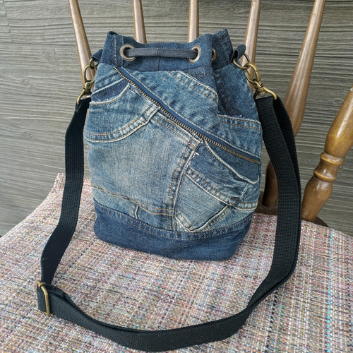 一点のみ！デニムリメイク コンチョ付き 巾着型ショルダーバッグ