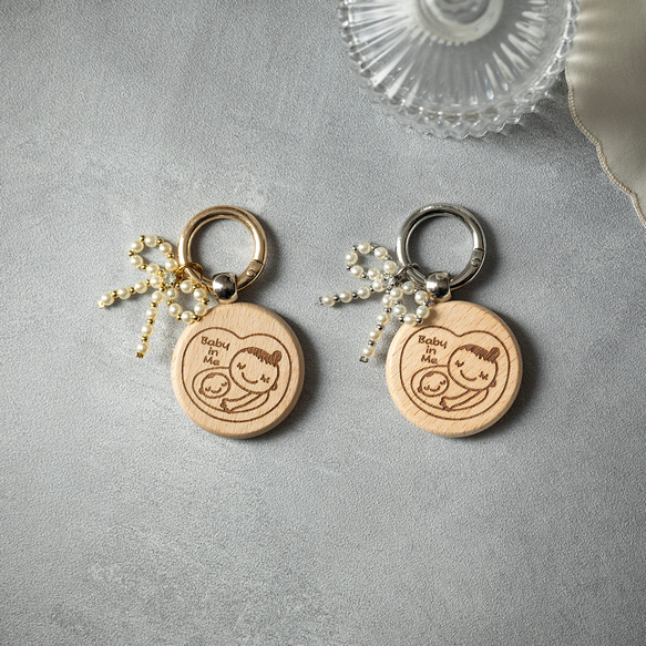 マタニティマーク 木製 ruban brillant リボン パール ウッド 妊婦 キーホルダー 双子対応可 1枚目の画像