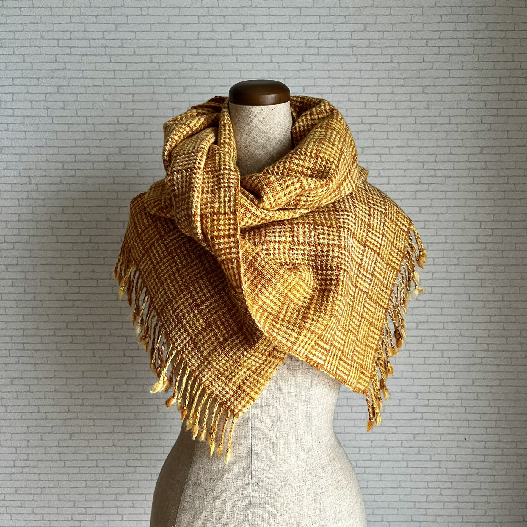 網代織りの手織りマフラー　－吉祥文様×藤黄×黄丹－