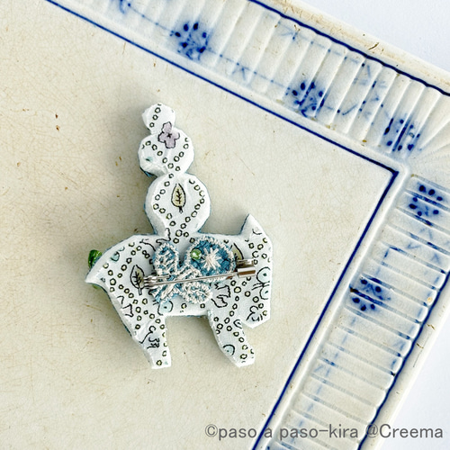 ビジュー煌めく＊ロバのブローチ＊ブルー＊ミナペルホネンの刺繍生地と