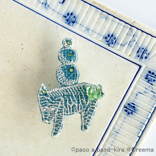 ビジュー煌めく＊ロバのブローチ＊ブルー＊ミナペルホネンの刺繍生地と