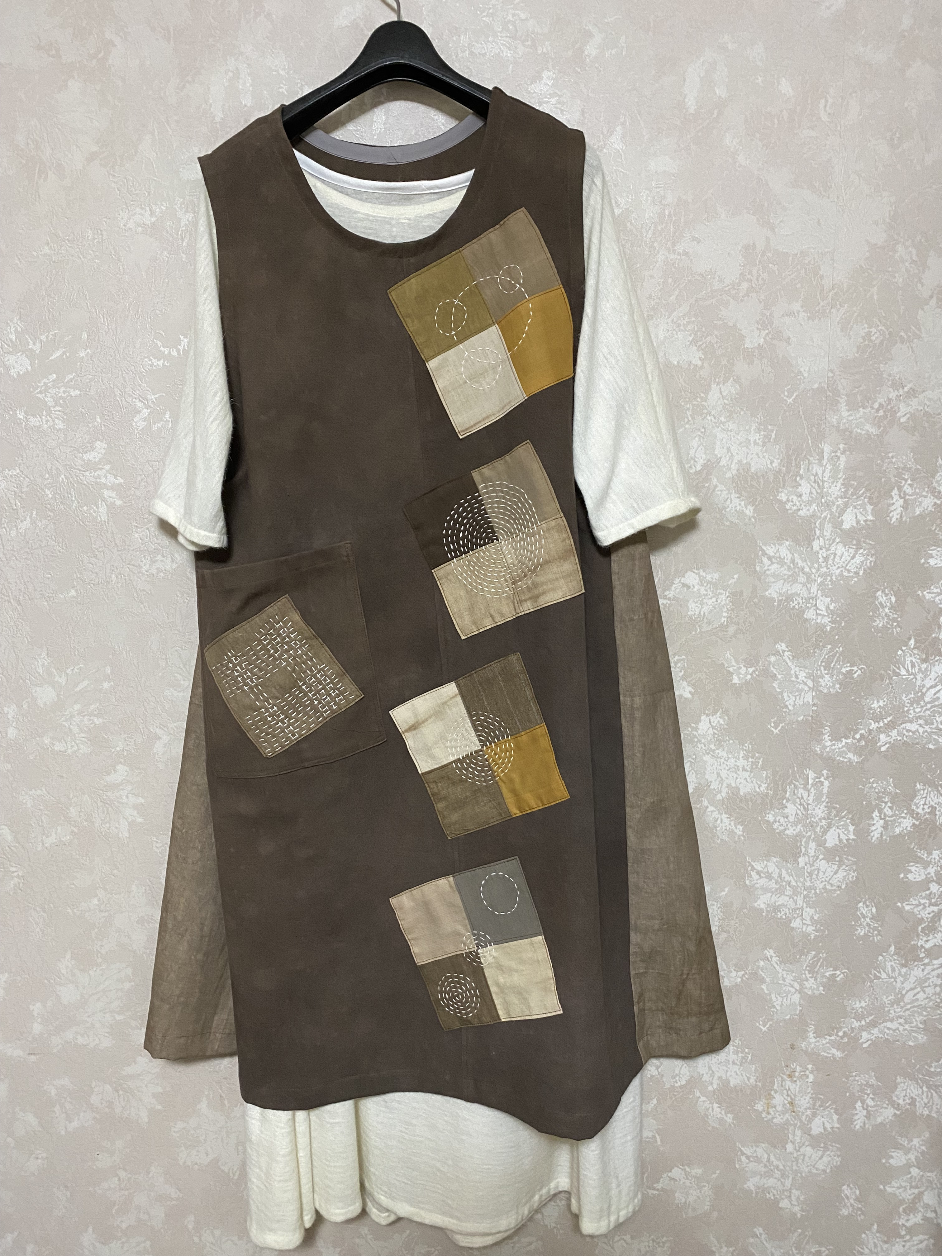 267.刺し子のチュニック、柿渋染め　ゆったり　パッチワーク　刺し子　丸　ジャンバースカート　ワンピース　Ａライン