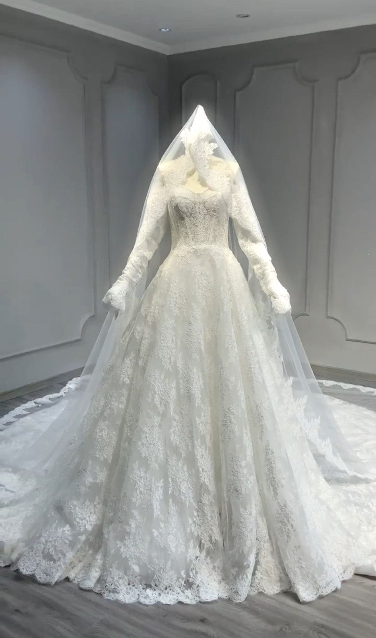 華やかなウェディングドレス　憧れ　ホワイト　美品　贅沢な総レース　トレーン　エレガント　チュール　ブライダル　サイズオー