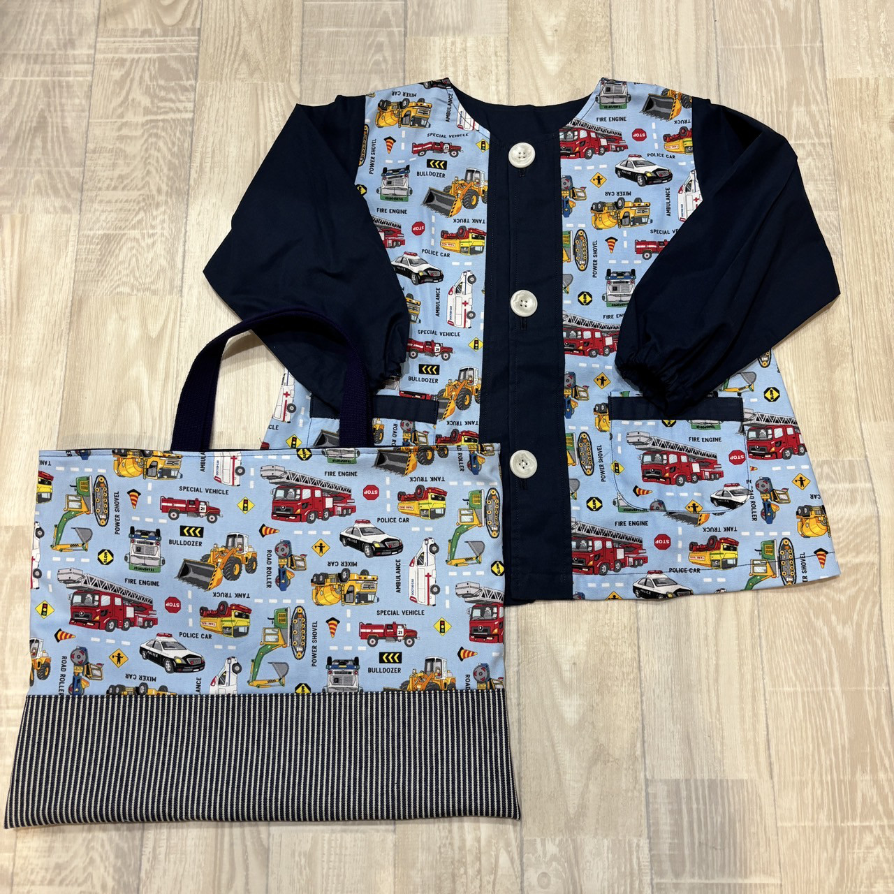 2点セット 80〜160size 働く車 サックス 前ボタン 長袖スモック レッスンバッグ
