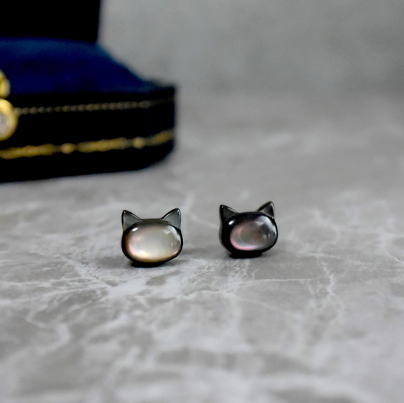 ★バッグとシマ猫ちゃんピアス②★ Silver925 ブラックシェルの猫ピアス ピアス（スタッド・一粒） Spica