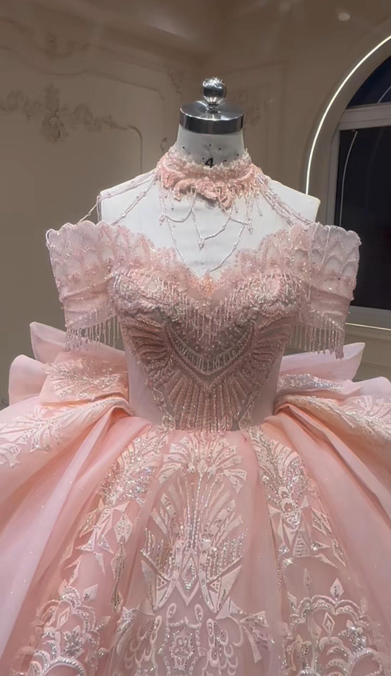 美品！バックリボン　華やかな引裾　繊細な小花レース　オフショルダー　ホルターネック　ピンク二の腕を隠せる　ウェディング