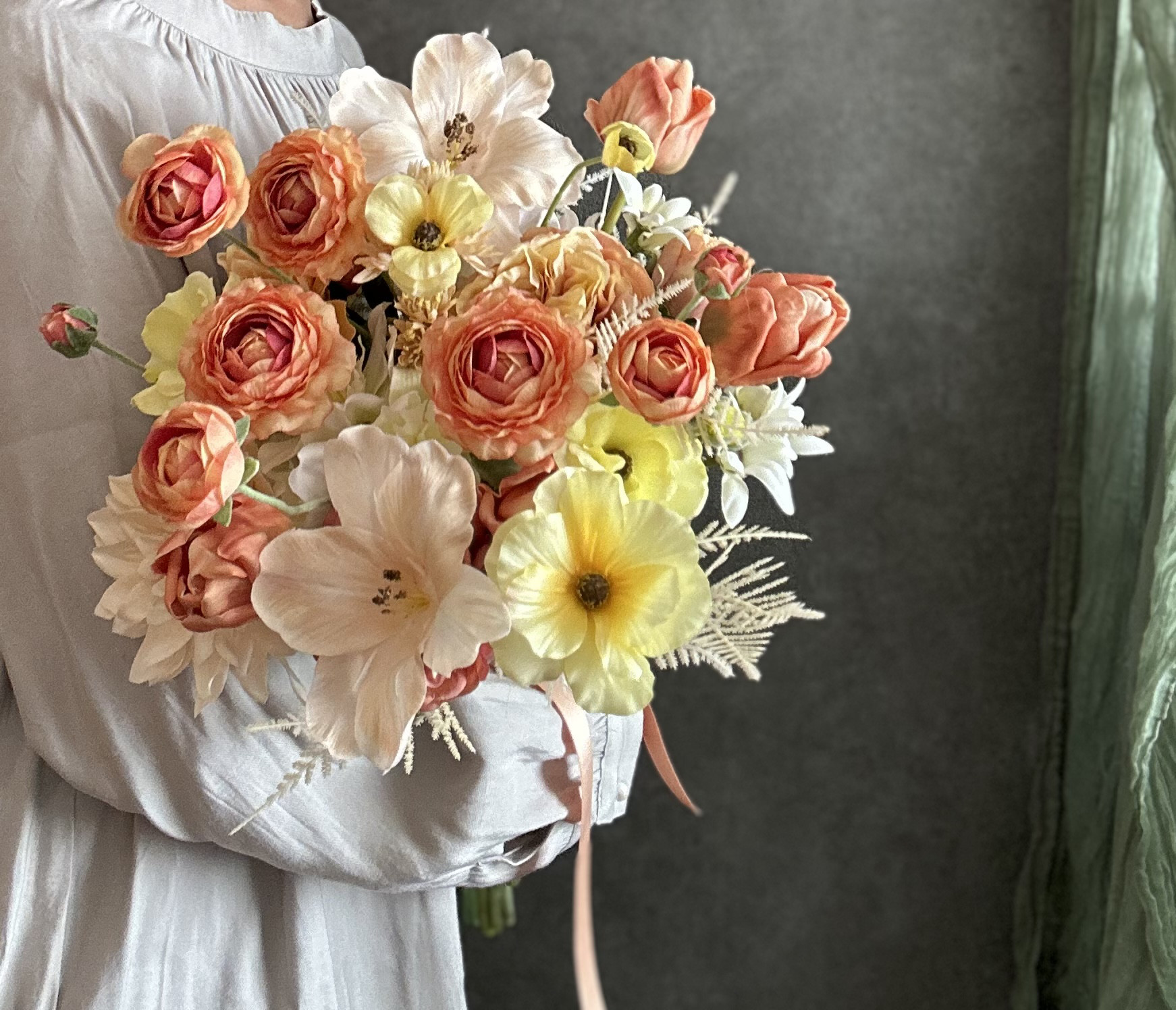 ふわっと大人可愛い春色オレンジイエローのクラッチブーケ