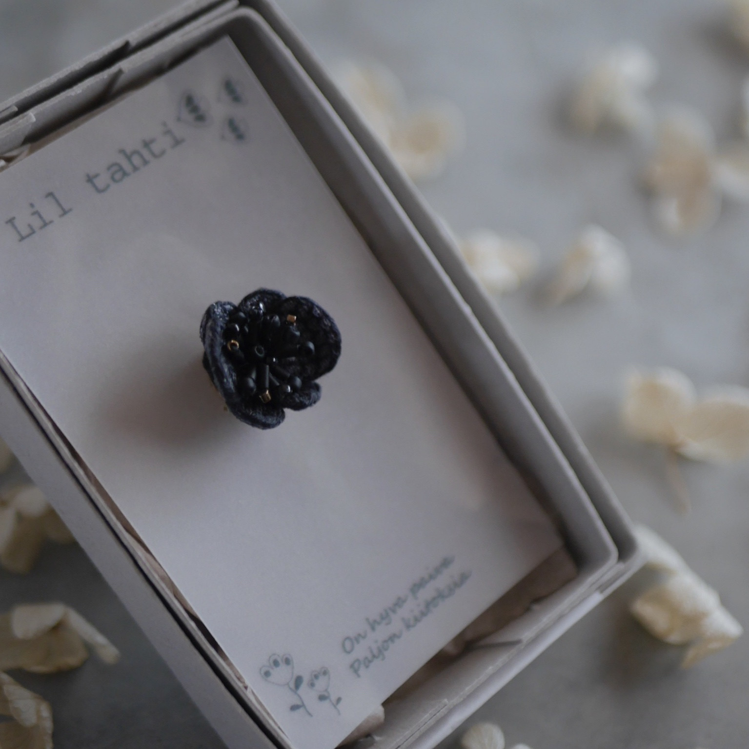 linen chouchobana刺繍ピンブローチ(ブラック)【受注制作】