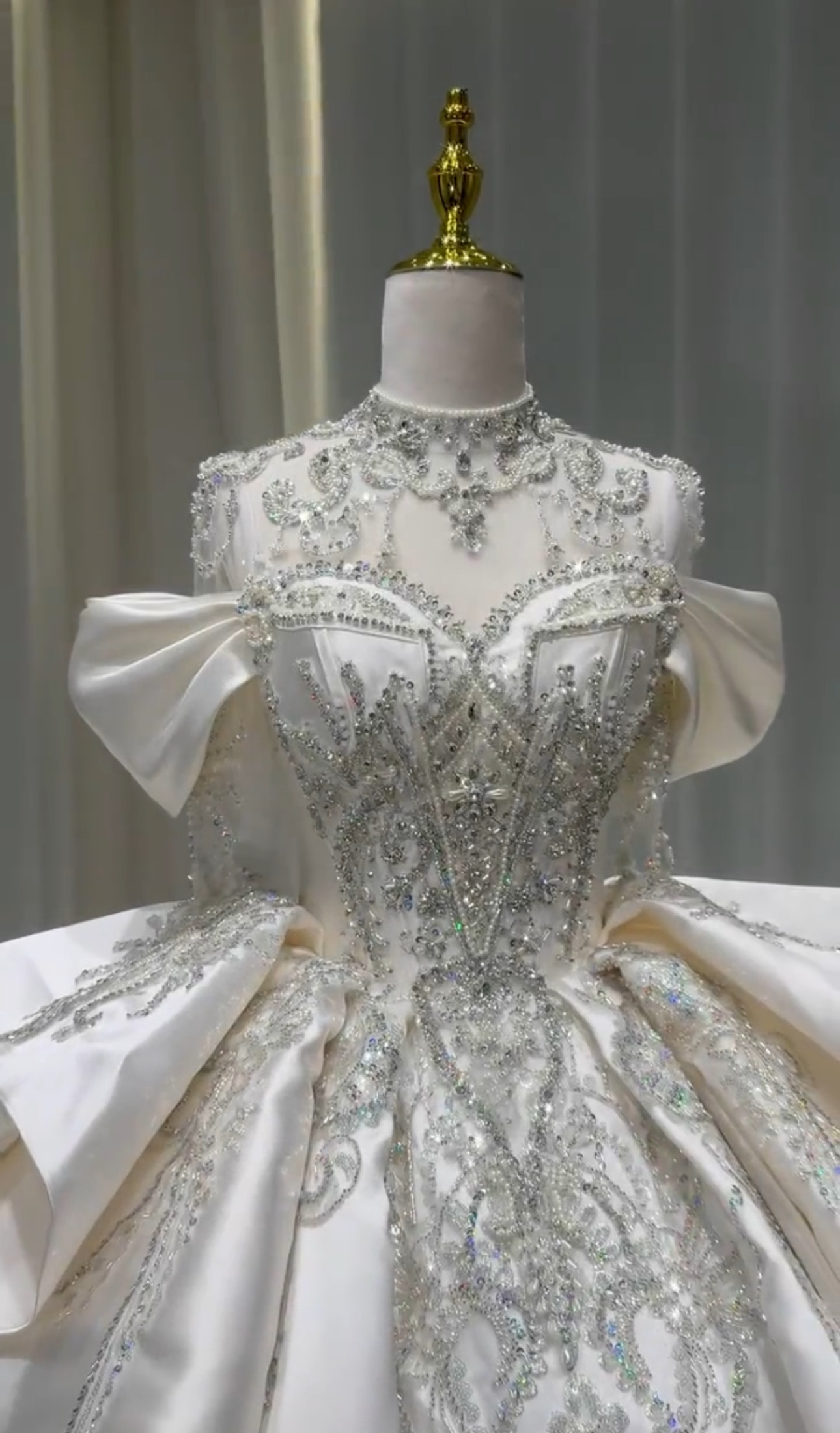 高評価続々　魅惑のレース　サテン　シースルーお袖　二の腕を隠せる　ホワイト　大人気　エレアがんとなシルエット　結婚式挙式