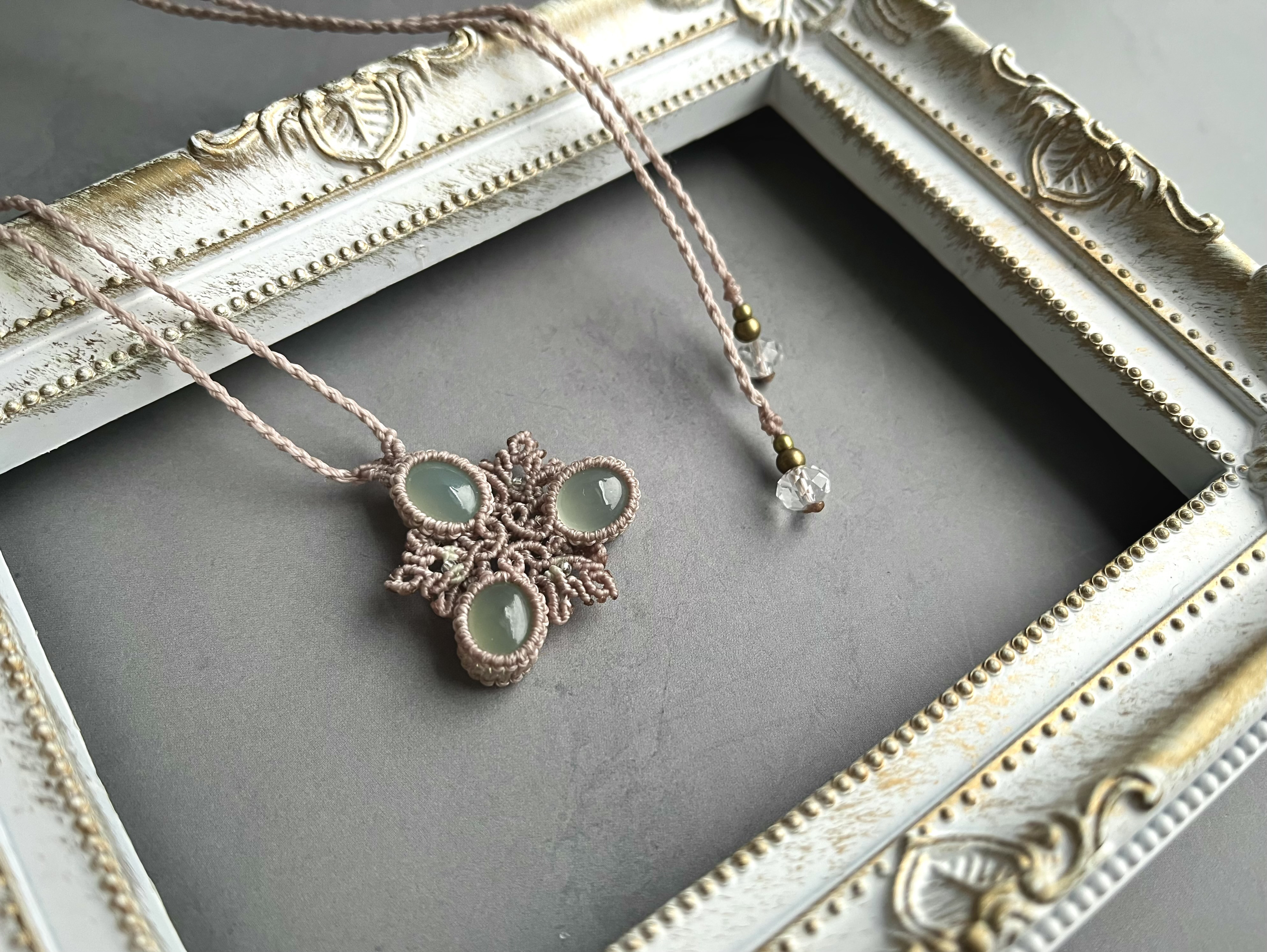 ライムグリーンカルセドニーのマクラメペンダント