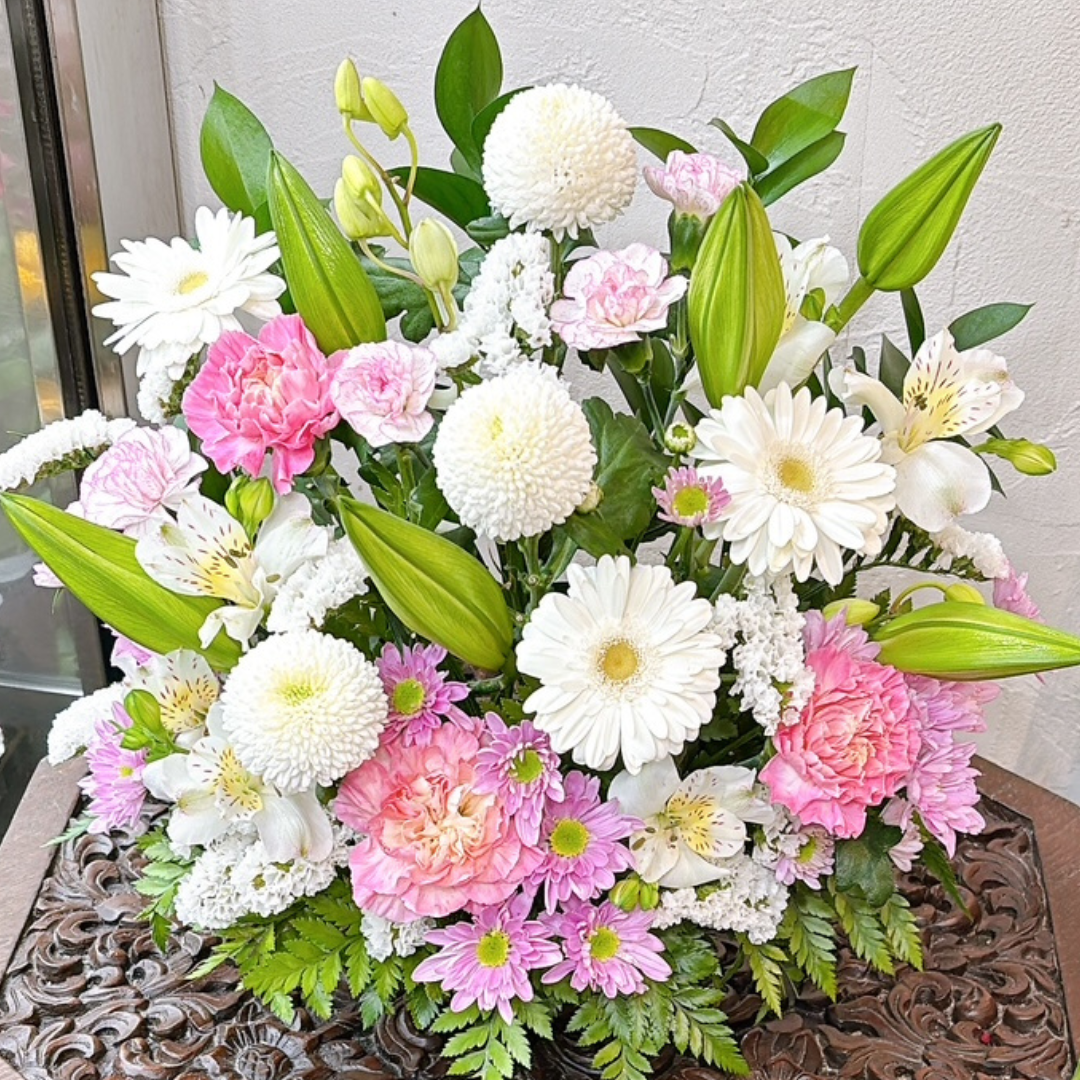 【生花・お供えアレンジメント】送料無料 お悔み お供え お盆 盆花 初盆 お彼岸 法事 法要 命日 白＆ピンク系