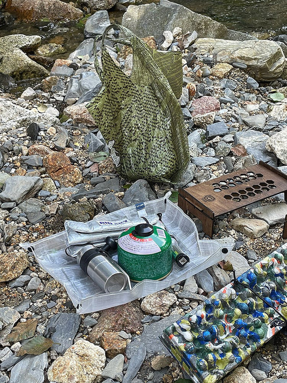 登山・キャンプに最適。ウルトラライトで防水UL-DCF-SEAT(ウルトラライトDCFシート)でテーブルのように使えます 4枚目の画像