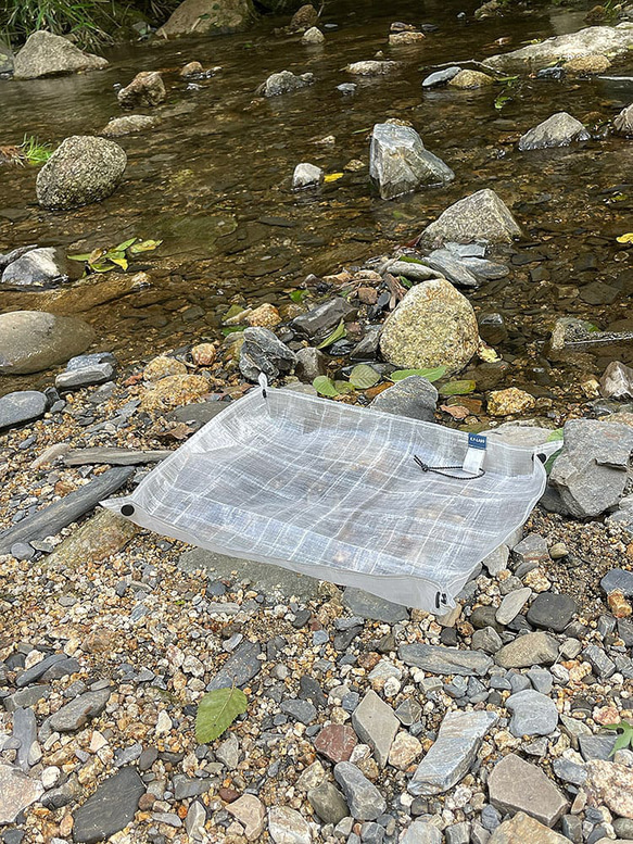 登山・キャンプに最適。ウルトラライトで防水UL-DCF-SEAT(ウルトラライトDCFシート)でテーブルのように使えます 3枚目の画像