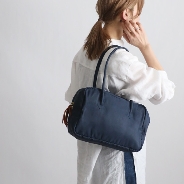 最終ＳＡＬＥ　Mサイズ　クッション入り ナイロン　軽量　四角スクエア　ボストン　バッグ　紺ネイビー旅行P70A