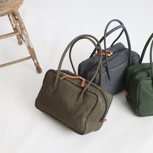 最終ＳＡＬＥ　クッション入り　ナイロン　軽量　Mサイズ　スクエア　ボストン　バッグ　カーキ ブラウンP70D