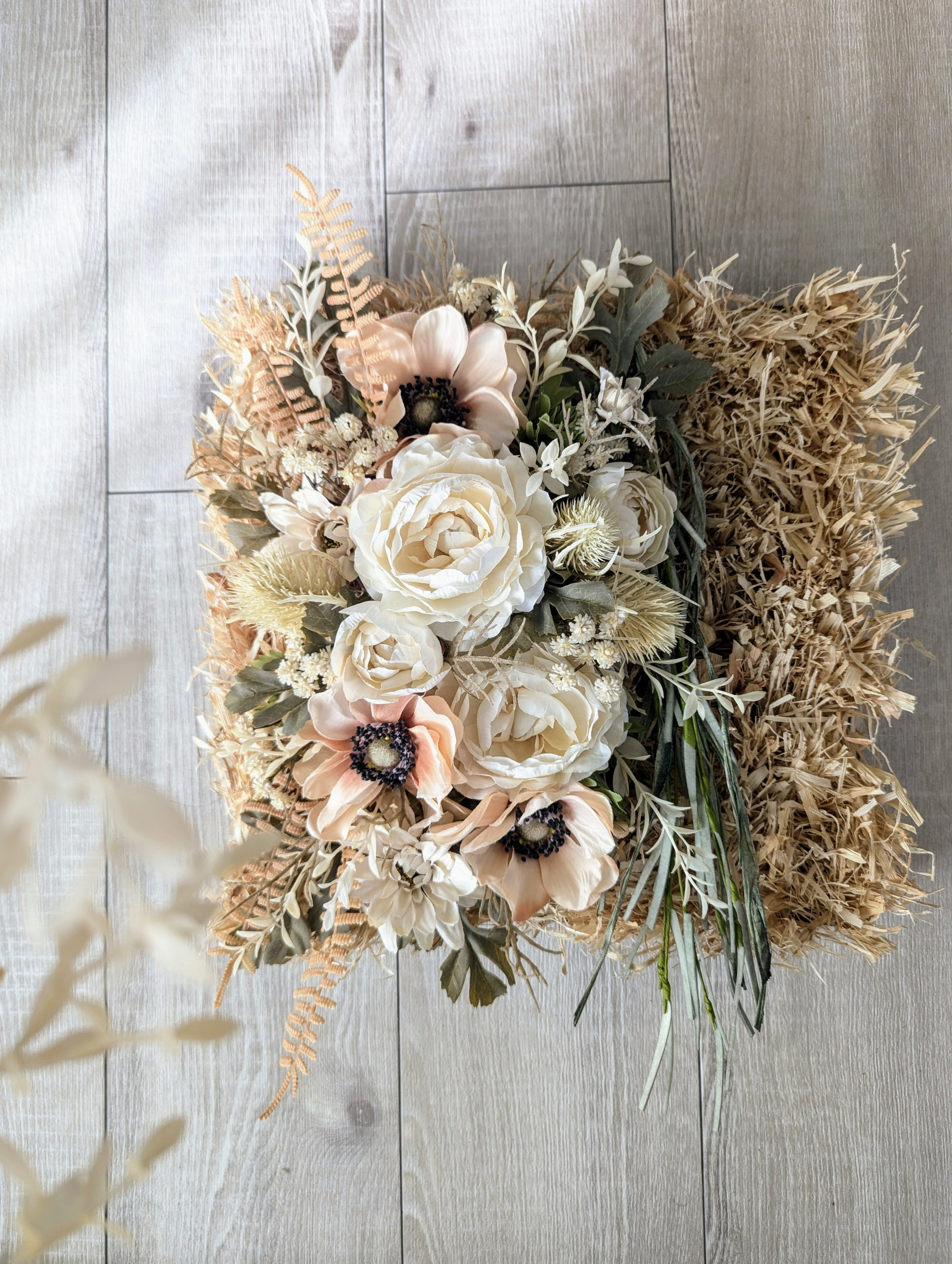 コーンハスクマットのウォールフラワーアレンジメント～ドライドラナンキュラス×アネモネ  ニュアンスカラー 壁掛け ギフト