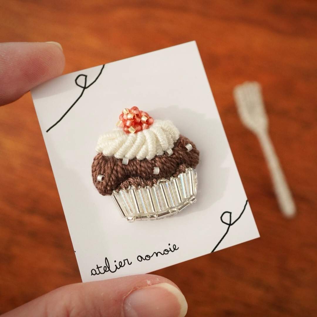 刺繍とビーズのチョコレートカップケーキブローチ　【ご褒美スイーツ】